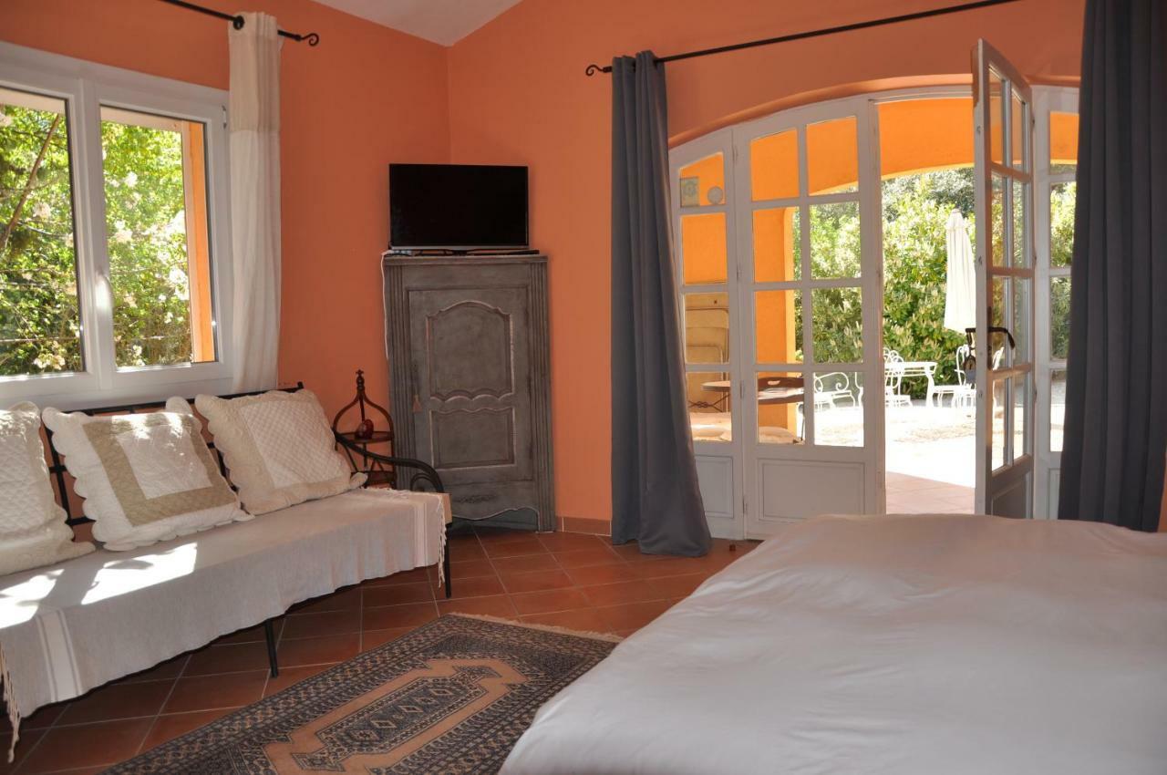 Mas Des Oliviers Bed & Breakfast Saint-Marc-Jaumegarde Bagian luar foto