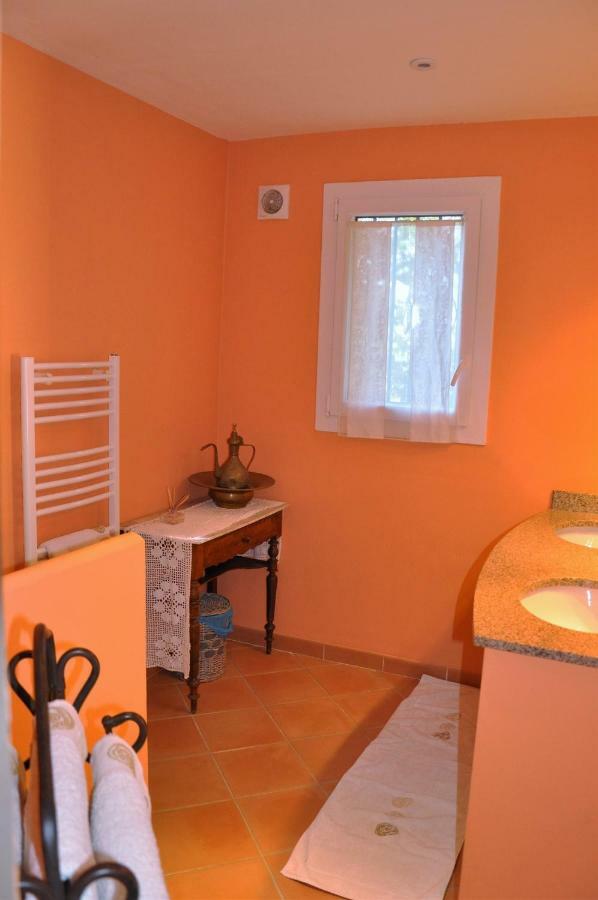 Mas Des Oliviers Bed & Breakfast Saint-Marc-Jaumegarde Bagian luar foto